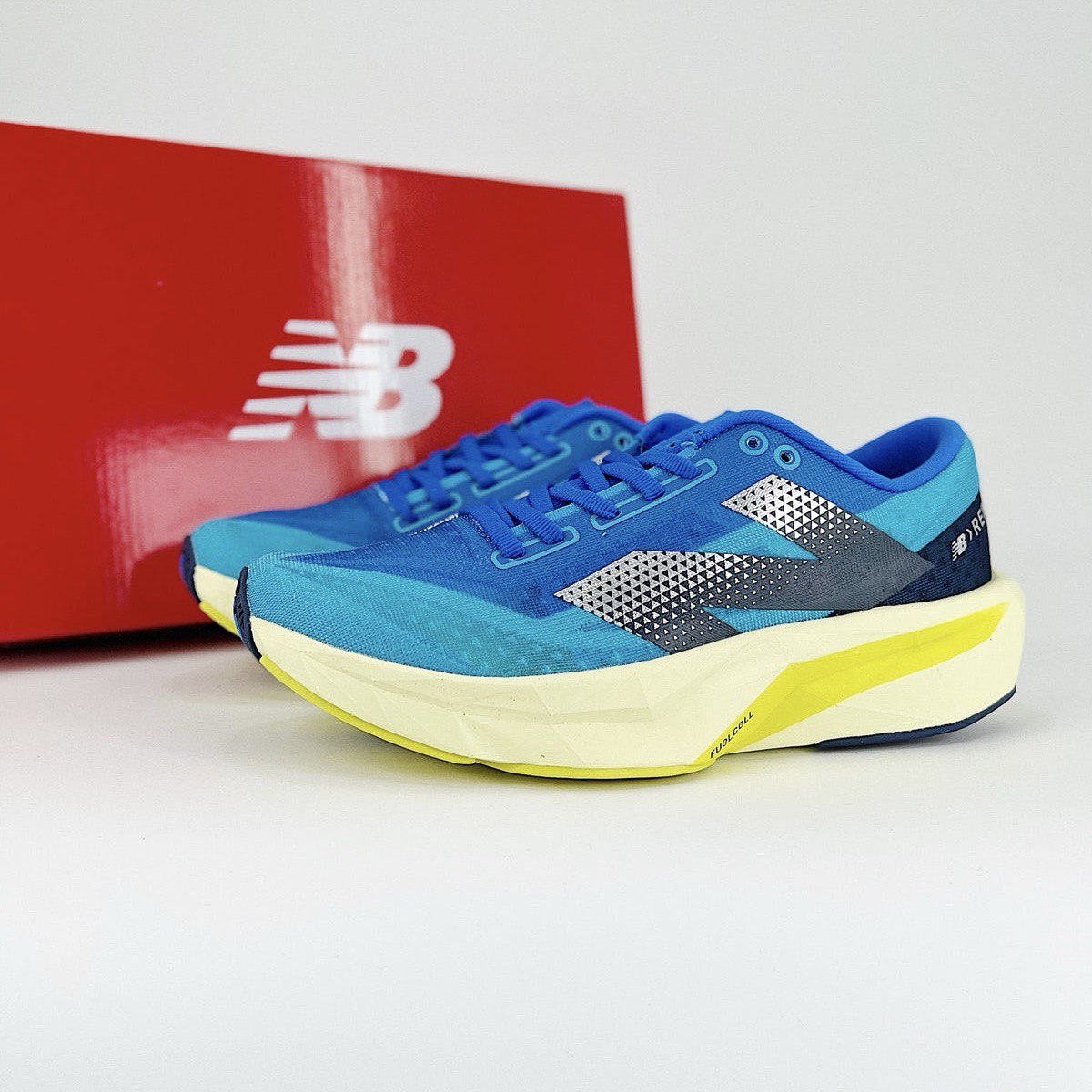 New Balance FuelCell Rebel V4 - Linha Premium